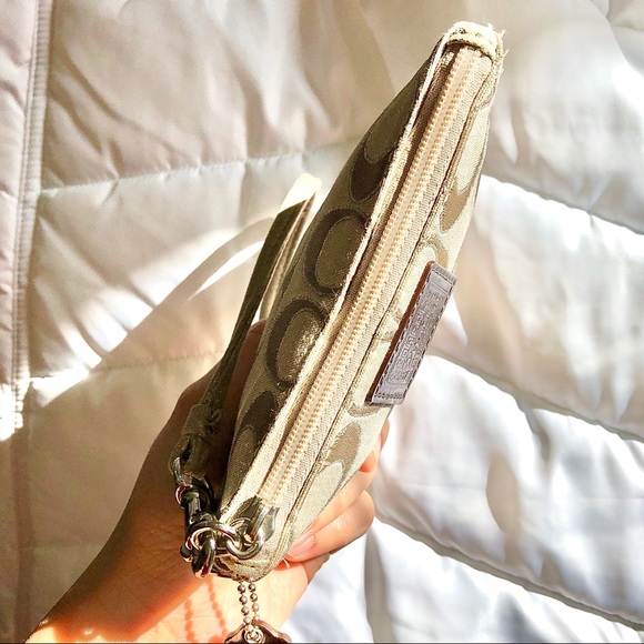 COACH⚡️Auth Signature Jacquard Poppy Wristlet - Picture 5 of 9